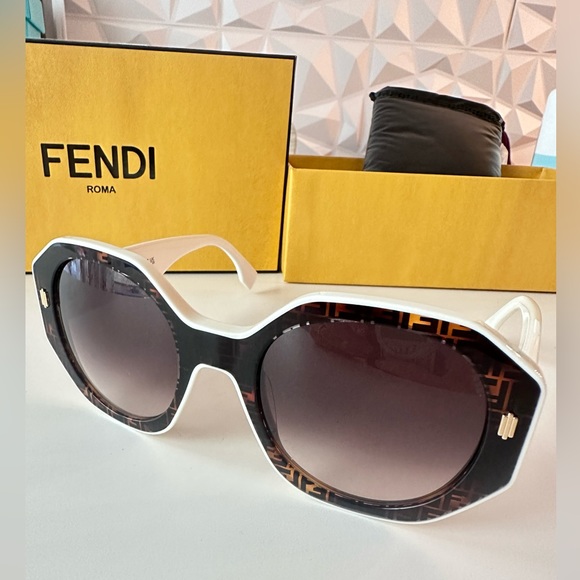 ❌SOLD❌ Auth Fendi white frame Fendi logo sunglasses - Picture 3 of 8